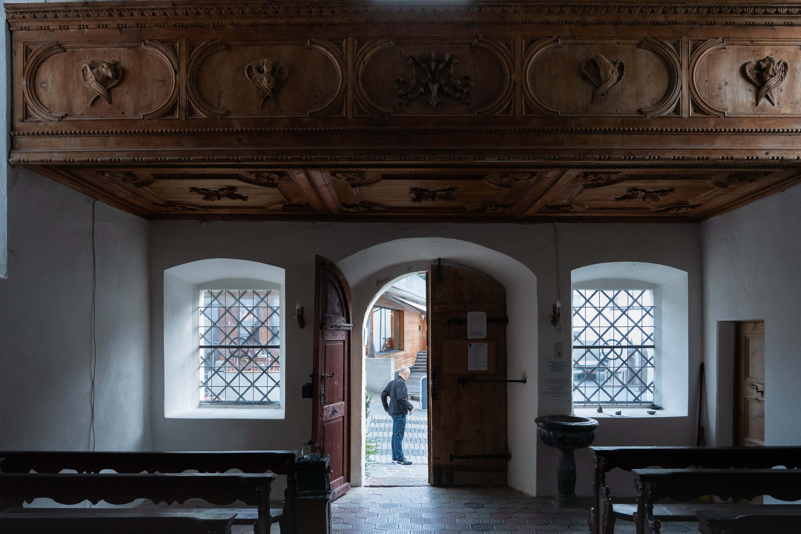 Im Inneren der Dorfkirche – die geschnitzte Empore